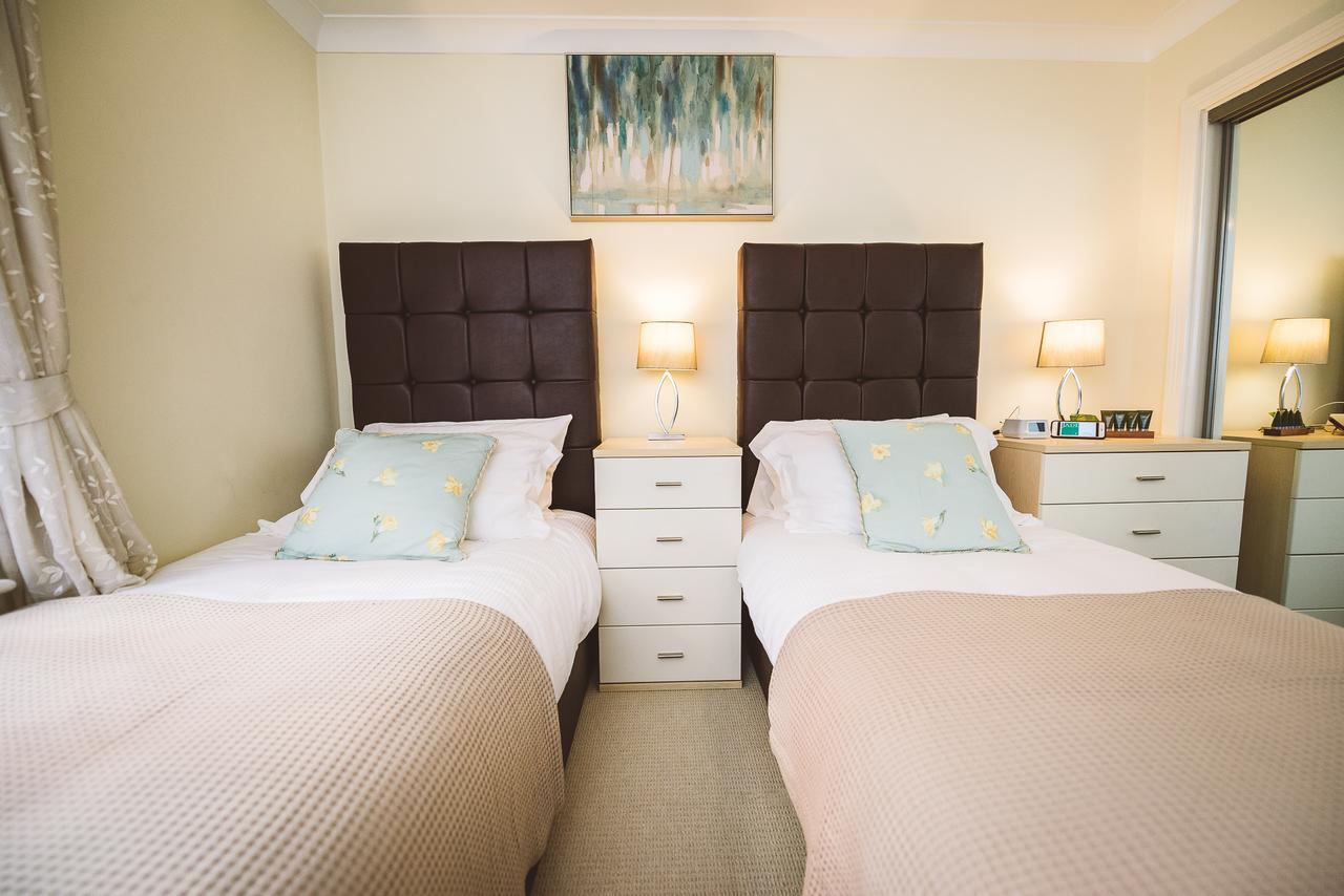 Charming Two Bedroom Apartment With Free Private Parking Leatherhead Exterior photo