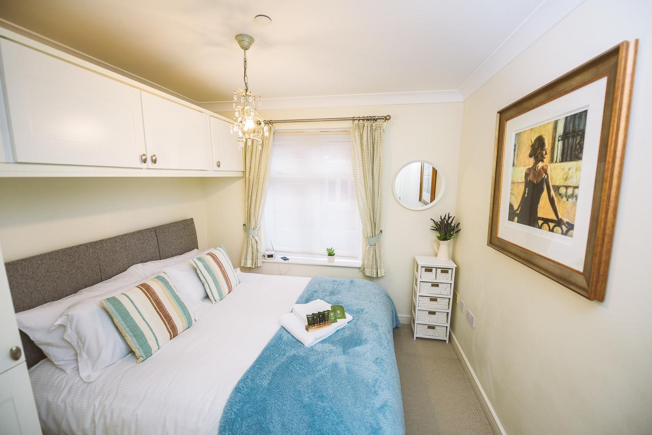 Charming Two Bedroom Apartment With Free Private Parking Leatherhead Exterior photo