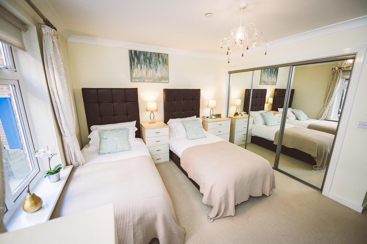 Charming Two Bedroom Apartment With Free Private Parking Leatherhead Exterior photo