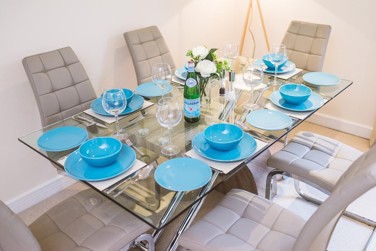 Charming Two Bedroom Apartment With Free Private Parking Leatherhead Exterior photo