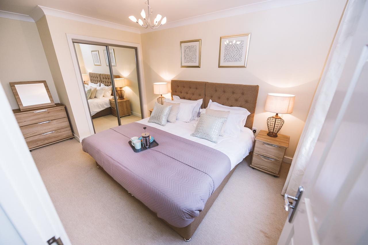 Charming Two Bedroom Apartment With Free Private Parking Leatherhead Exterior photo