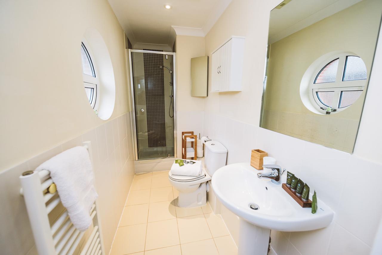 Charming Two Bedroom Apartment With Free Private Parking Leatherhead Exterior photo