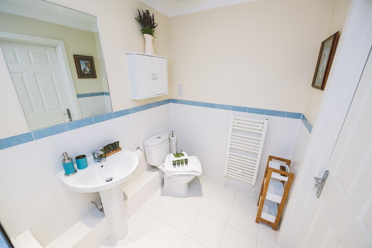 Charming Two Bedroom Apartment With Free Private Parking Leatherhead Exterior photo