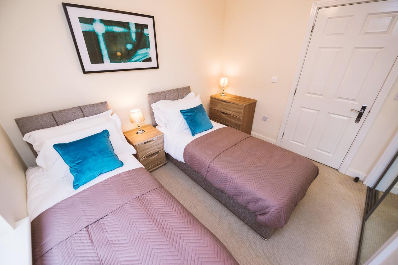 Charming Two Bedroom Apartment With Free Private Parking Leatherhead Exterior photo