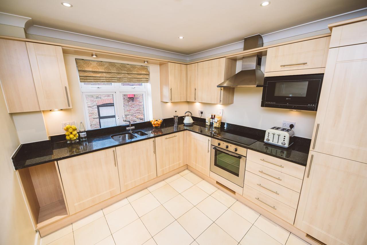 Charming Two Bedroom Apartment With Free Private Parking Leatherhead Exterior photo