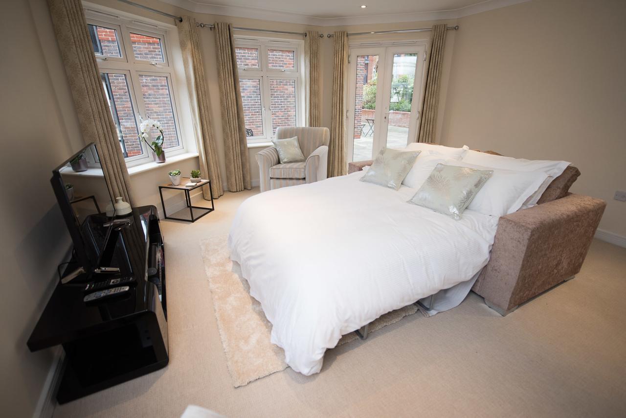 Charming Two Bedroom Apartment With Free Private Parking Leatherhead Exterior photo