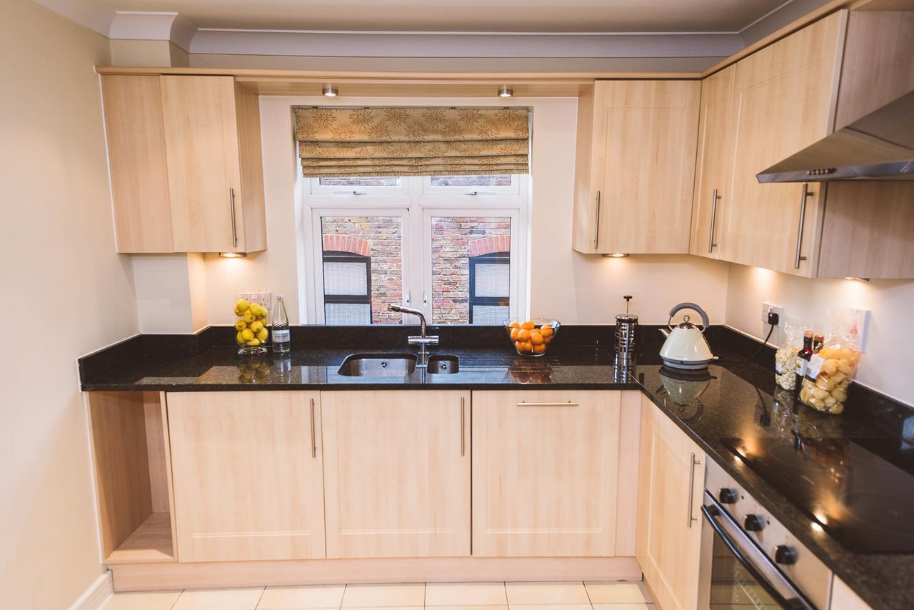 Charming Two Bedroom Apartment With Free Private Parking Leatherhead Exterior photo