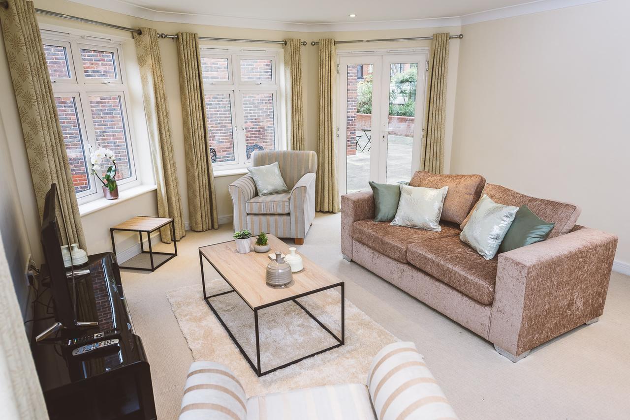 Charming Two Bedroom Apartment With Free Private Parking Leatherhead Exterior photo