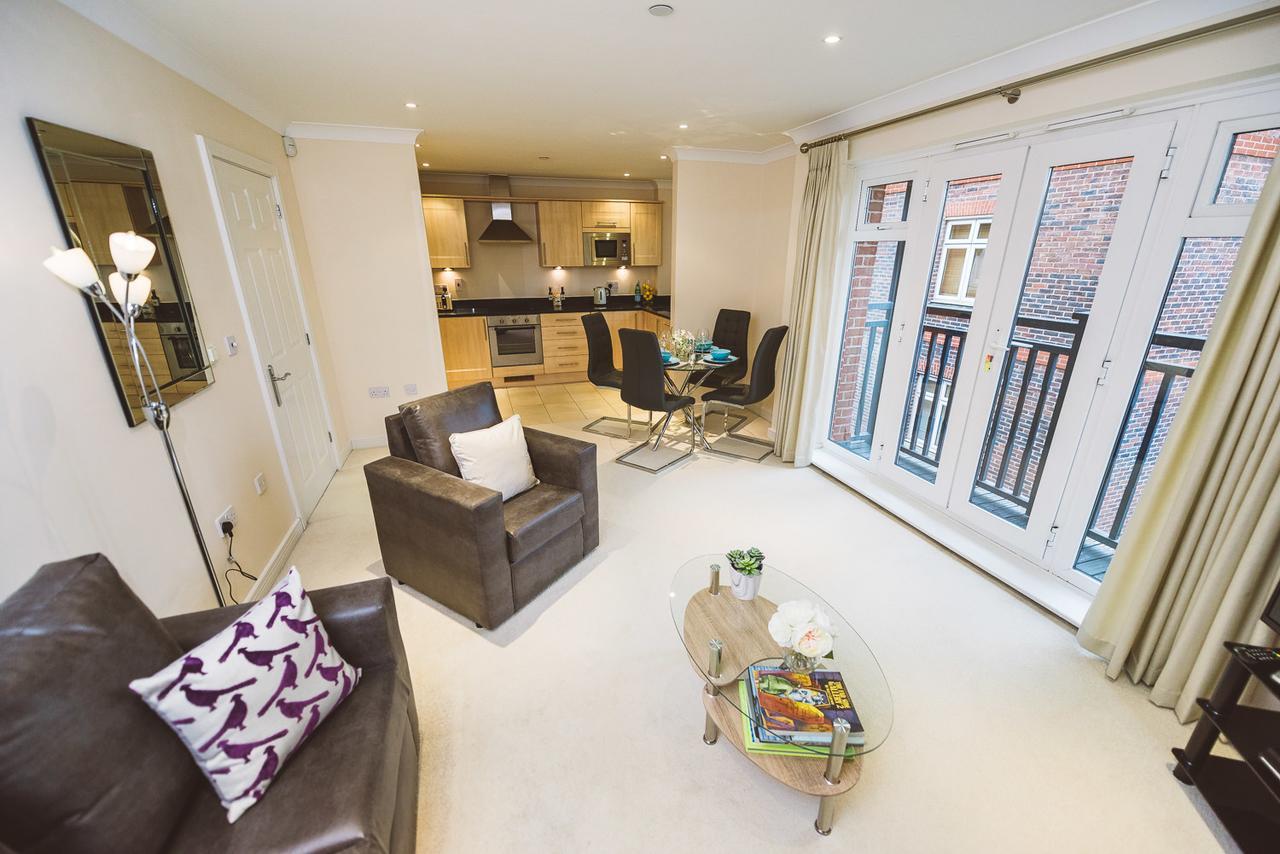 Charming Two Bedroom Apartment With Free Private Parking Leatherhead Exterior photo